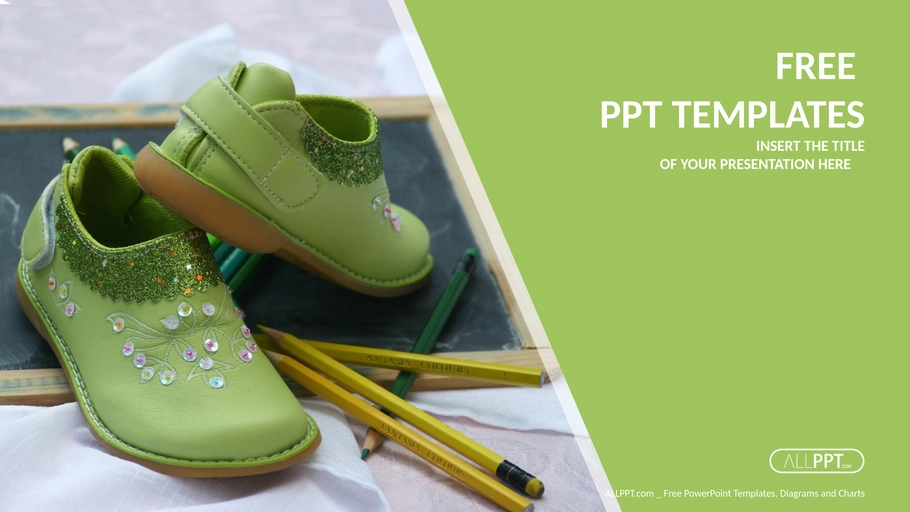 gruener-schuh-und-stift-auf-tafel-powerpoint-vorlagen-widescreen.png